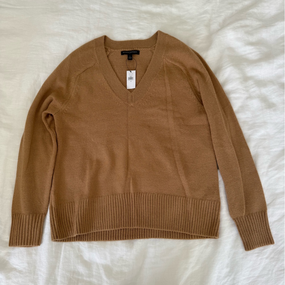 BRAND NEW Classic Banana Republic Camel V-Neck Sweater